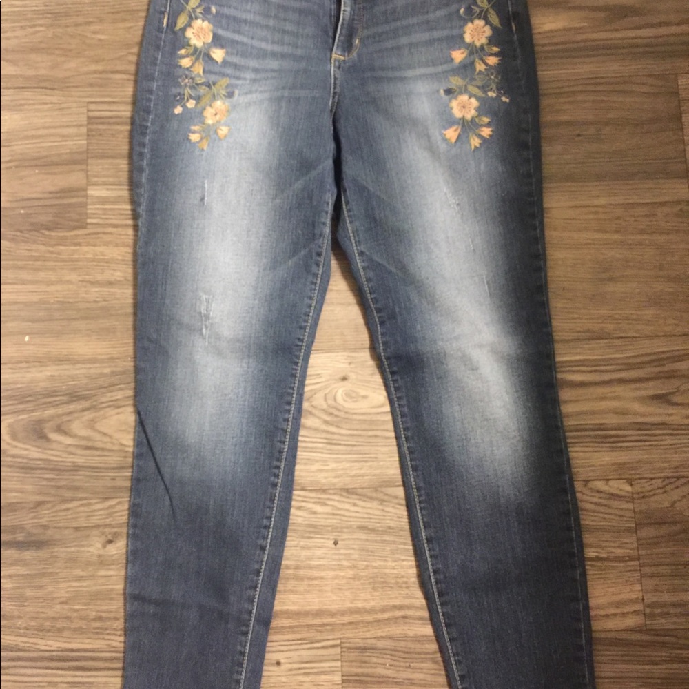 Floral embroidered size 10 crop denim